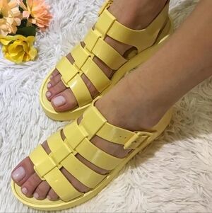 NWOT Bright Yellow Rouge Fisherman Chunky Rubber Sandals size 9